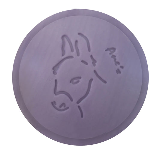 Savon visage et corps à l'huile essentielle de lavande enrichi en lait d'ânesse frais et bio. Fabrication artisanale. Format économique: 160g.