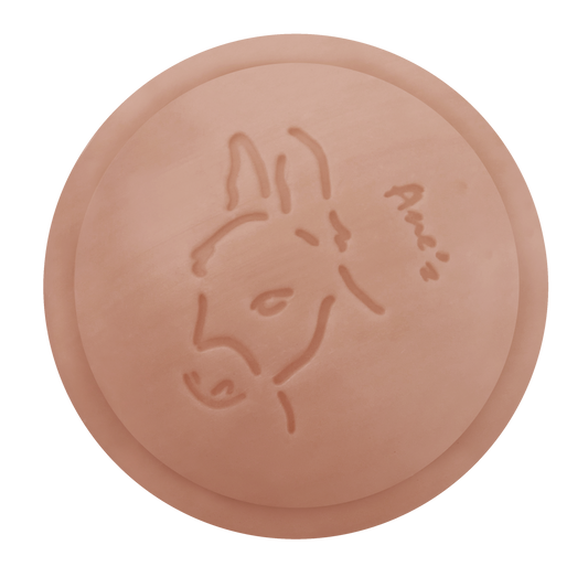 Savon visage et corps à l'huile de monoï de tahiti enrichi en lait d'ânesse frais et bio. Fabrication artisanale. Format économique: 160g.