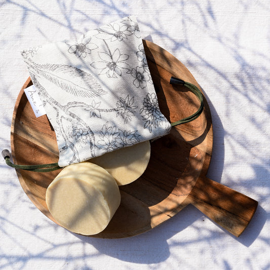 Shampoing solide 2en1, enrichi en lait d’ânesse, kératine, hydrolat d’hamamélis, poudre de soie, huile de Caméline, beurre de karité et huile de coco.